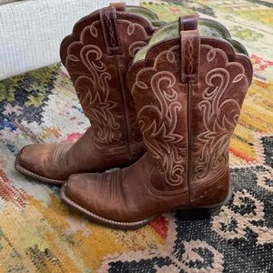 Ariat size 6B cowboy boot in light brown